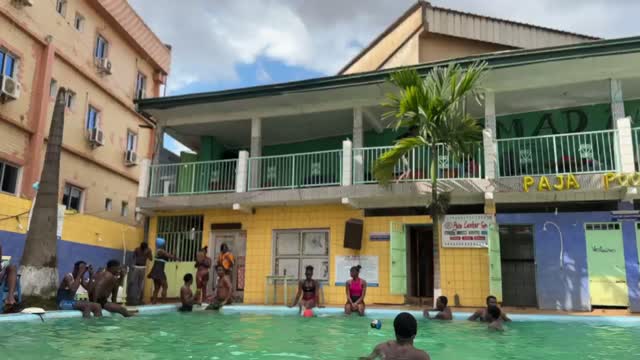 Vidéo d'une séance de natation technique avec Coach Junior à Yaoundé Ngousso.