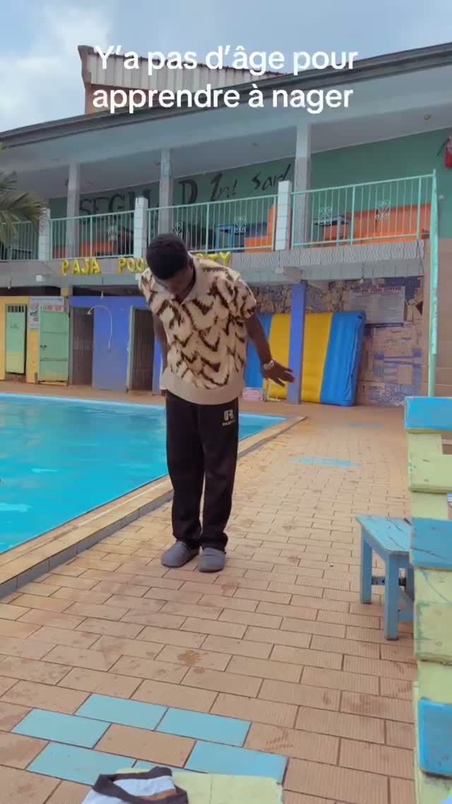 Vidéo d'une démonstration de coaching de natation avec Coach Junior.