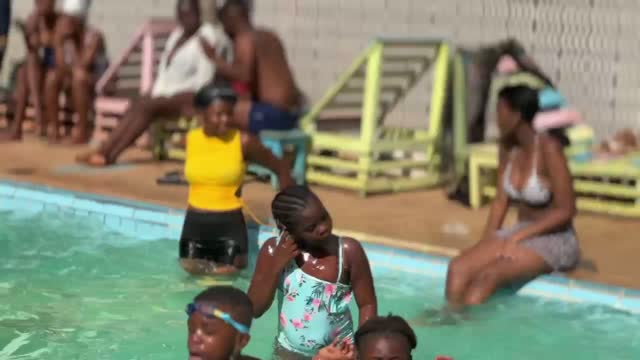 Vidéo d'un élève apprenant à nager en confiance au Cameroun.