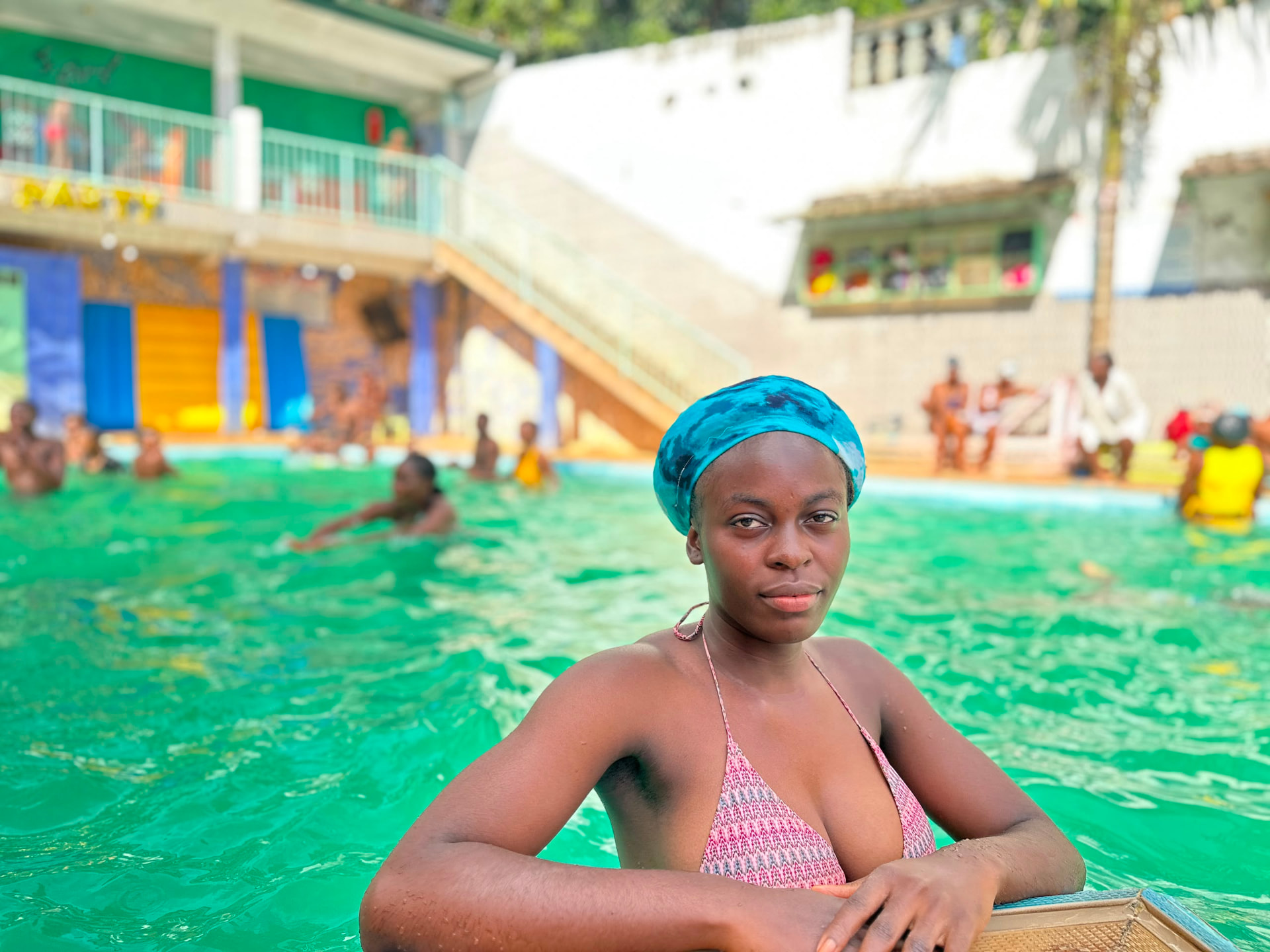 Séance de natation axée sur le bien-être et la détente aquatique.