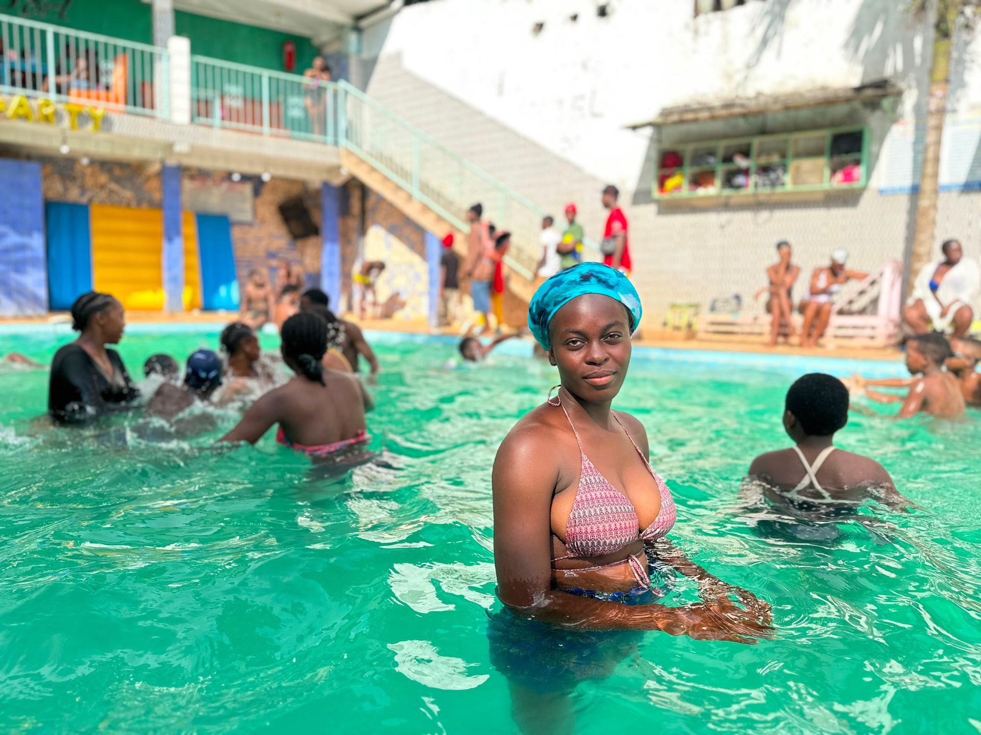 Adolescents pratiquant la natation sous la supervision de Coach Junior.
