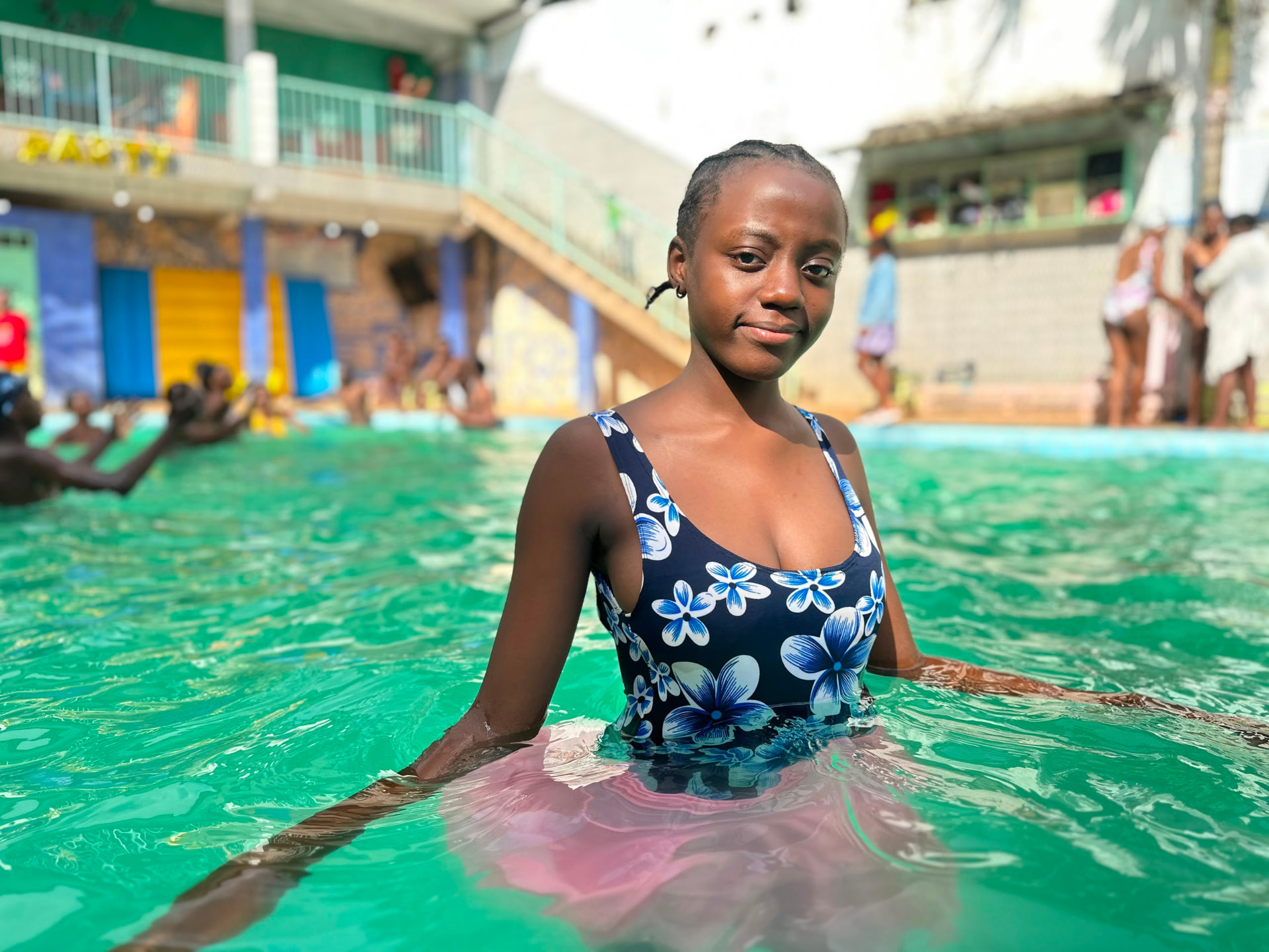 Cours de natation pour enfants avec des exercices amusants et sécurisés à Yaoundé.