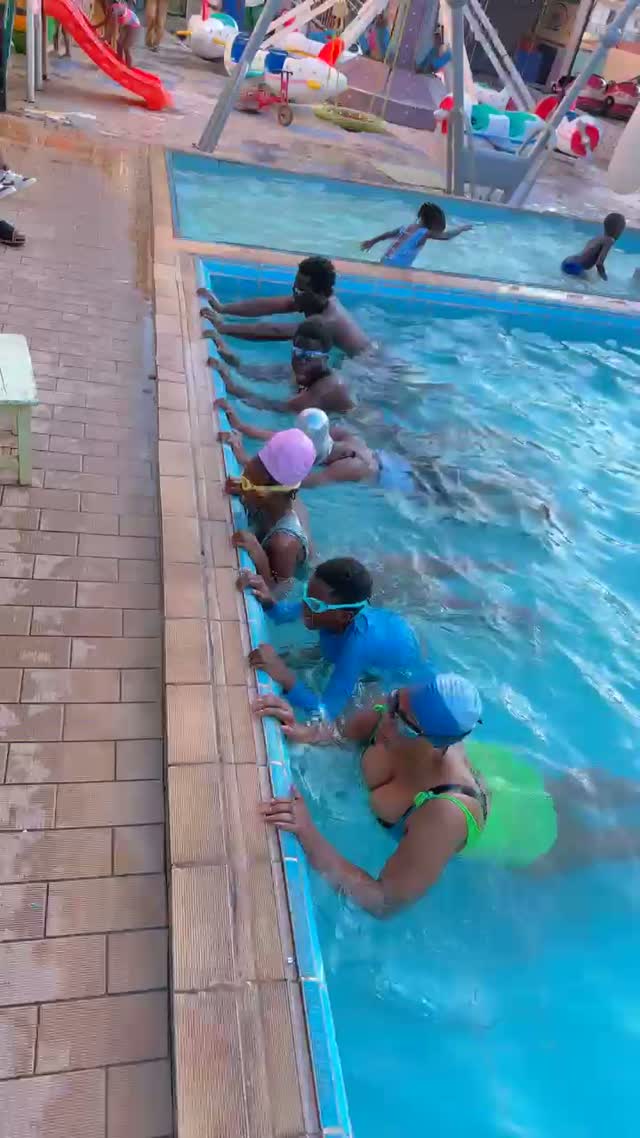 Vidéo d'exercices pratiques de natation réalisés en piscine au Cameroun.