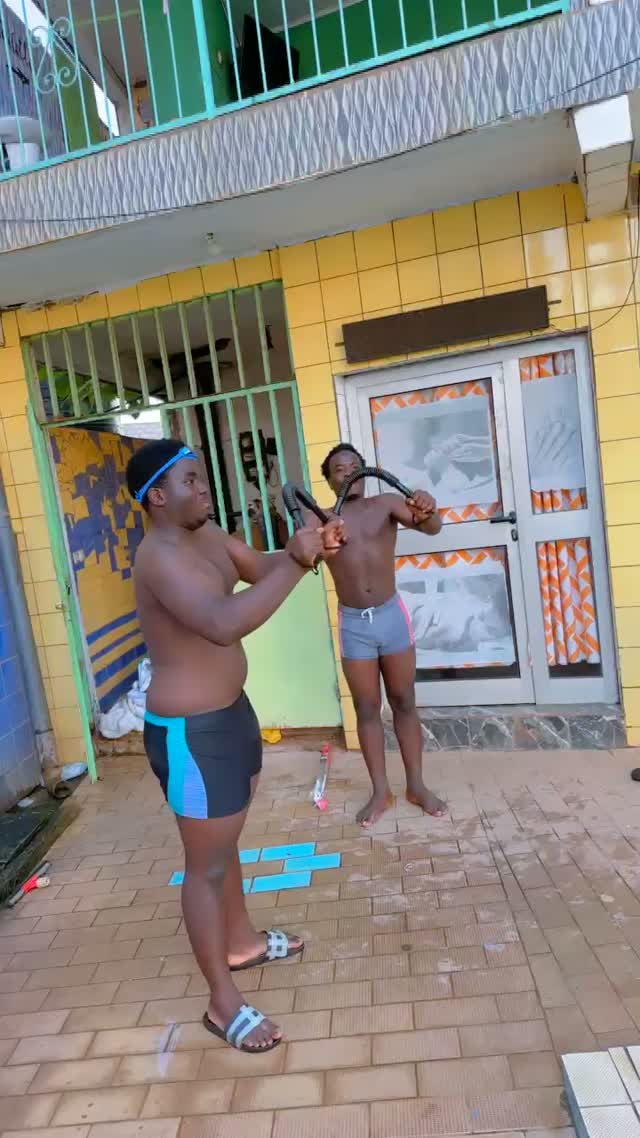 Vidéo démontrant les techniques de flottaison pour débutants à Yaoundé.